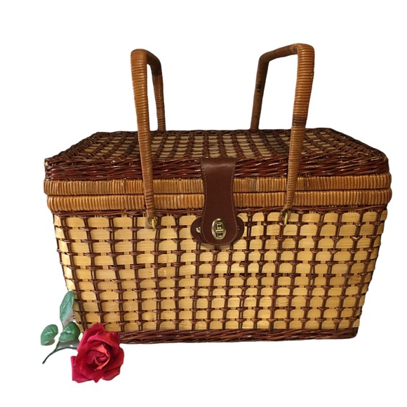 VINTAGE Old School Picnic Basket With Dishes & blue handle silverware EUC - Picture 2 of 10